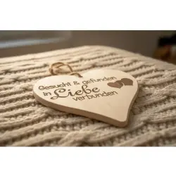 Herzbrett mit Spruch "Gesucht & gefunden in Liebe verbunden" – 24x24cm Ahornholz Deko – Dekofant
